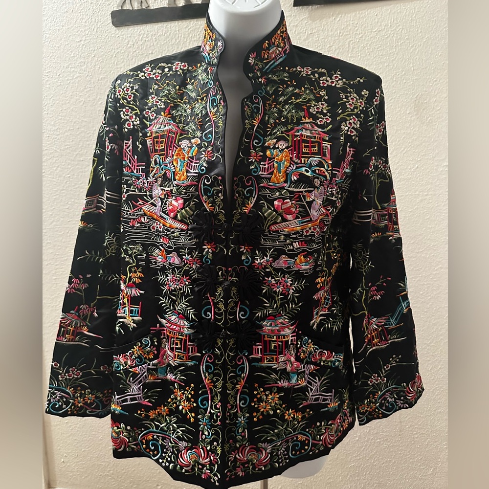 Size 0 lined in black silk. Like new. Fabulous embroidery rich royal colors